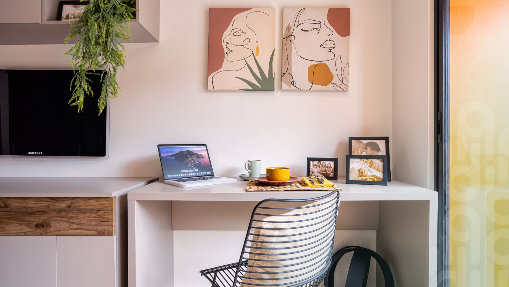 Progetto d'interni per zona studio integrata con arredi su misura in legno chiaro, pensile con pianta ricadente e angolo lavoro illuminato.